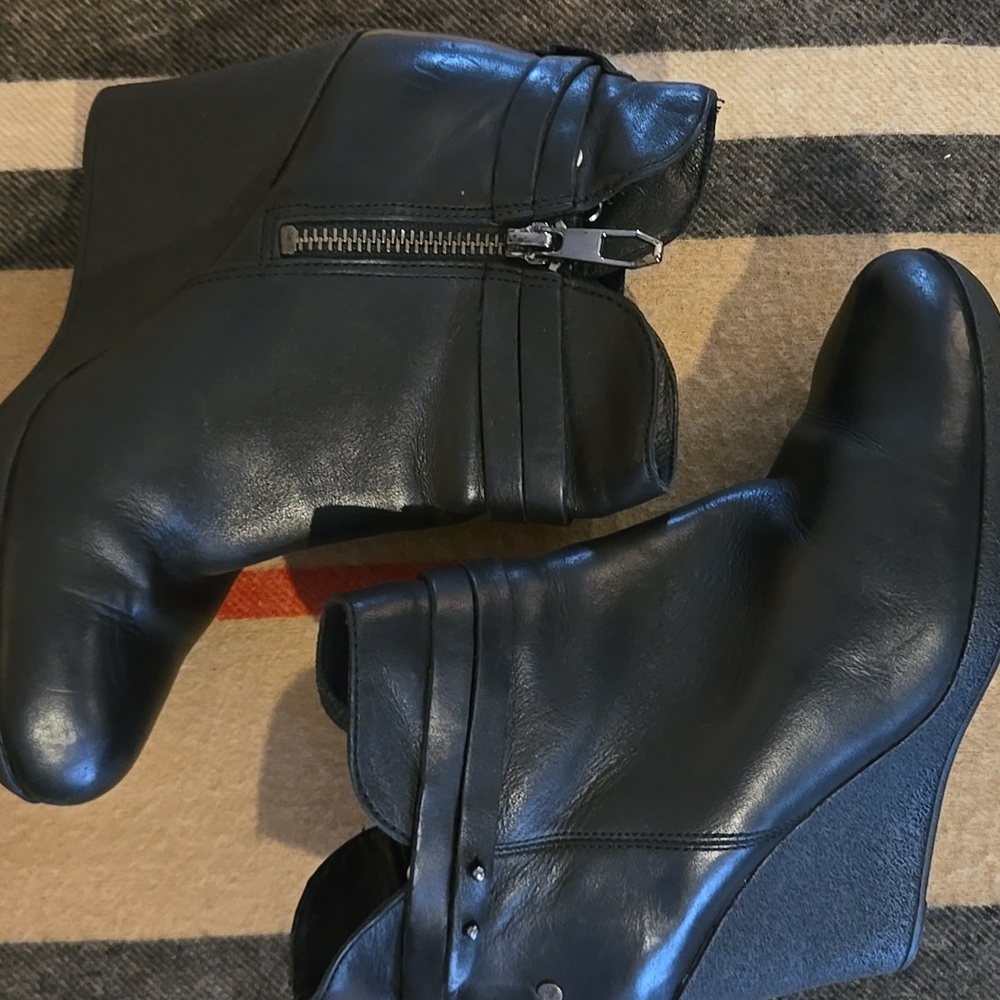 UGG Black Ankle Booties W Straps Sz 5.5 - Picture 3 of 8